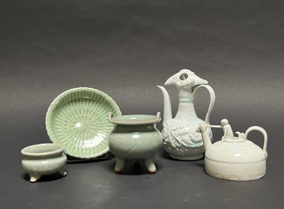 many different pieces of pottery sitting on a table
