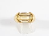 une image représentant une bague en or sertie d'une tourmaline verte