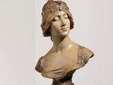 une image représentant le buste d'une femme sur un socle