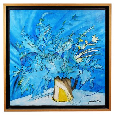 tableau représentant des fleurs bleues dans un vase jaune posé sur une table
