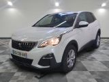 la voiture blanche est garée dans le garage sur un sol en damier