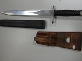 un couteau posé sur une table à côté d'un portefeuille