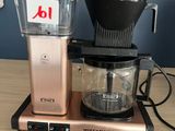 une cafetière et un mixeur posés sur une table