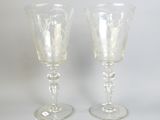 une paire de verres à pied en verre transparent posés sur une table blanche