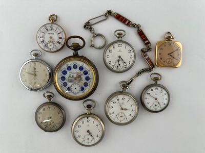 de nombreux modèles différents de montres de poche exposés ensemble