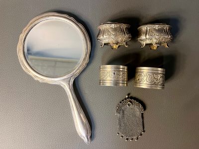 un miroir, une bague et d'autres objets posés sur une table