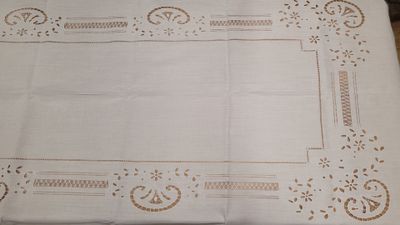une nappe blanche avec un motif
