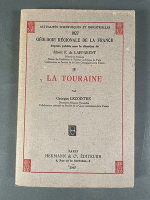 un vieux livre dont la couverture est bordée de rouge