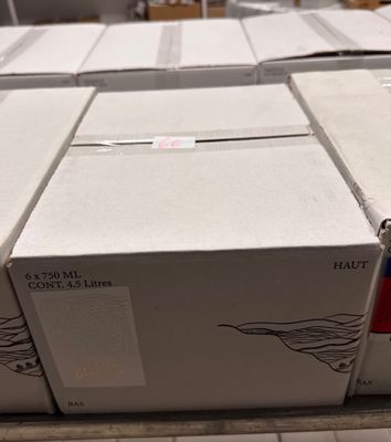 de nombreuses boîtes posées sur une table