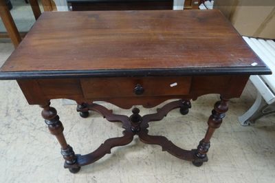 une petite table surmontée d'un tiroir