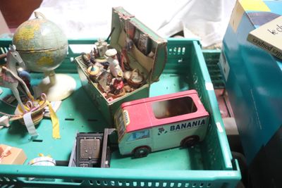 un camion miniature dans une caisse verte contenant d'autres jouets