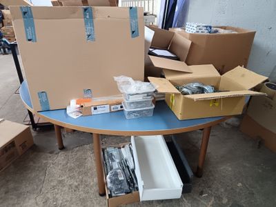 une table sur laquelle sont posées de nombreuses boîtes