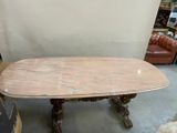une photo d'une table en marbre dans une pièce où se trouve un canapé