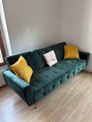 un canapé vert avec des coussins jaunes dans un salon