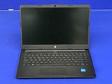 Ordinateur portable HP posé sur une surface bleue, avec un fond bleu