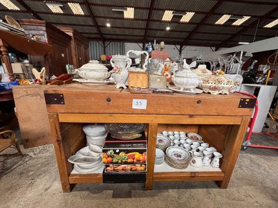 une table en bois sur laquelle sont posés de nombreux plats et bols