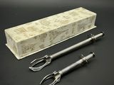 deux outils posés à côté d'une boîte sur une table