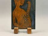 tableau représentant une femme tenant un oiseau sur un chevalet en bois