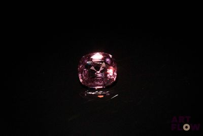 gros plan d'un diamant rose sur une surface noire