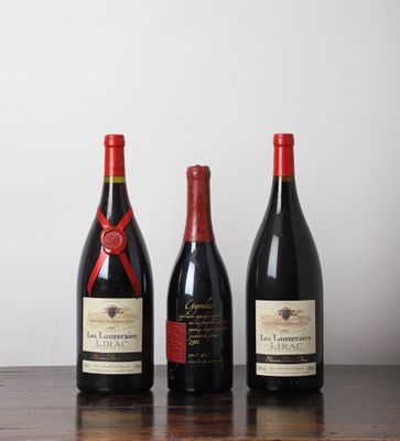 trois bouteilles de vin sont alignées sur une table en bois