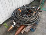 un tas de tuyaux et un tuyau d'arrosage par terre