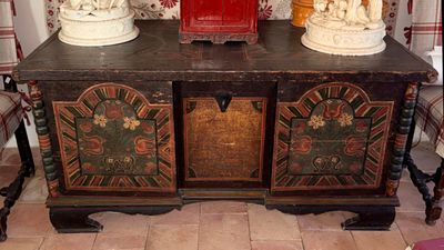 une petite table sur laquelle se trouve une boîte rouge