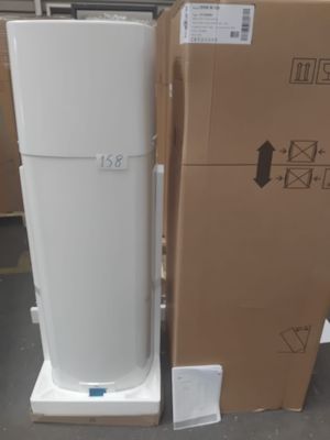un réfrigérateur blanc posé à côté d'un carton