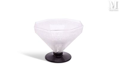 un cône en plastique avec une base noire sur fond blanc
