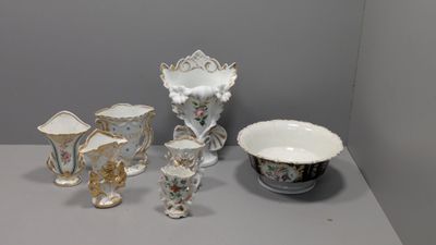 de nombreux types de vases et de bols sur la table