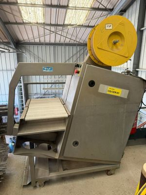 l'image d'une machine située à l'intérieur d'un bâtiment