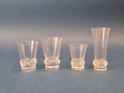 trois vases en verre transparent posés les uns à côté des autres sur une surface bleue