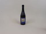 une bouteille de vin posée sur une table