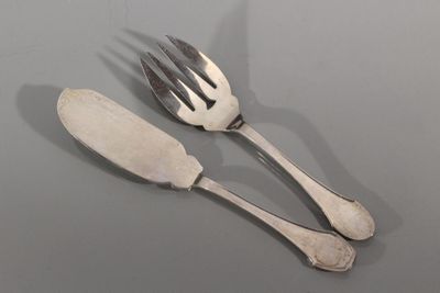 deux fourchettes et cuillères posées sur une table