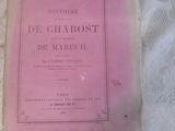 un livre rose posé sur une table blanche