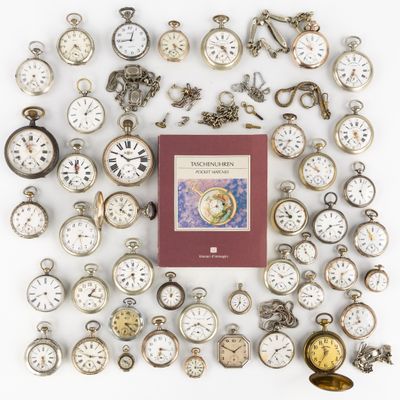 de nombreuses horloges disposées en cercle autour d'un livre