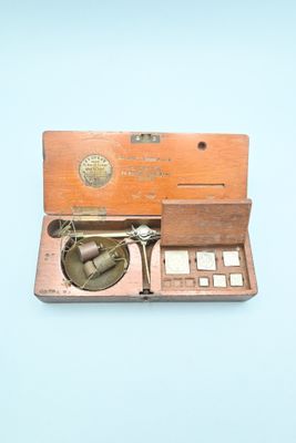 une boîte en bois contenant un objet en métal