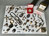 une table sur laquelle se trouvent de nombreux objets différents