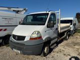 un camion blanc garé à côté d'un camion blanc