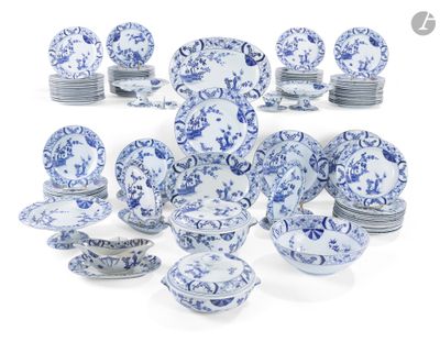 Des assiettes et des plats en porcelaine bleue et blanche sont disposés sur une surface blanche