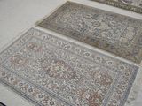Plusieurs tapis orientaux sont disposés sur le sol dans une pièce