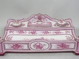 un bureau rose et blanc orné d'un motif rose et blanc