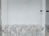 une vitrine en verre sur laquelle sont disposés de nombreux plats en verre