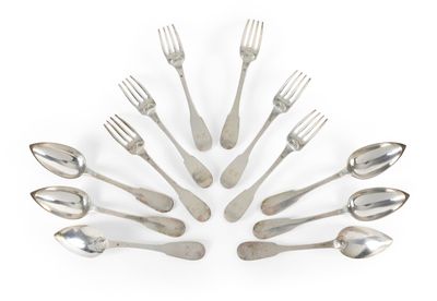 un grand nombre de cuillères et de fourchettes disposées en cercle