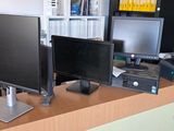 un bureau sur lequel sont posés deux écrans et un ordinateur portable