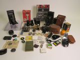 un grand nombre d'objets posés sur une table