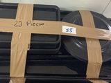 une pile de plateaux emballés dans du plastique