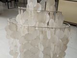 un lustre fait de coquillages suspendu au plafond