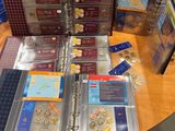 beaucoup de pièces et de chemises sur la table