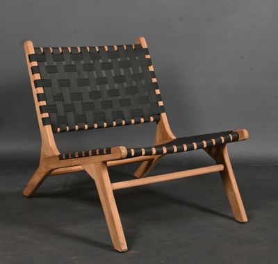 une image représentant une chaise en noir et blanc avec une structure en bois