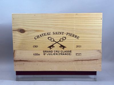 La boîte en bois contient une bouteille de vin et deux clés.
